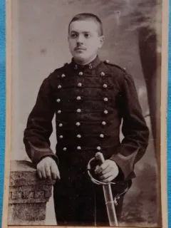 Fotografie tip CDV, Sublocotenet francez in tunica cu gaitane, sfarsit de secol XIX