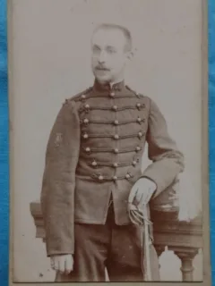 Fotografie tip CDV, Sublocotenet francez in tunica cu gaitane, sfarsit de secol XIX