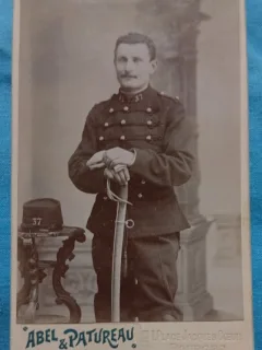 Fotografie tip CDV, Sublocotenet francez in tunica cu gaitane, sfarsit de secol XIX
