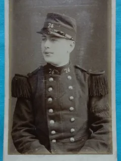 Fotografie tip CDV, Subofiter de infanterie, francez in uniforma de ceremonie, inceput de secol XX