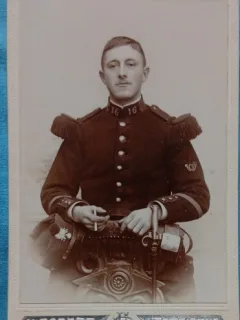 Fotografie tip CDV, Subofiter de infanterie, francez in uniforma de ceremonie, inceput de secol XX