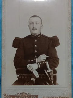 Fotografie tip CDV, Subofiter de infanterie, francez in uniforma de ceremonie, inceput de secol XX