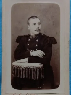 Fotografie tip CDV, Subofiter de infanterie, francez in uniforma de ceremonie, inceput de secol XX