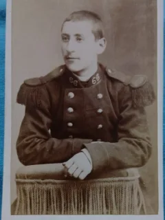 Fotografie tip CDV, Subofiter de infanterie, francez in uniforma de ceremonie, inceput de secol XX