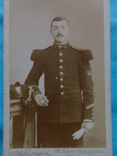 Fotografie tip CDV, Subofiter de infanterie, francez in uniforma de ceremonie, inceput de secol XX