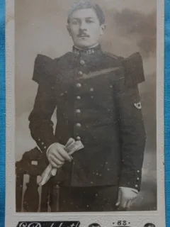 Fotografie tip CDV, Subofiter de infanterie, francez in uniforma de ceremonie, inceput de secol XX