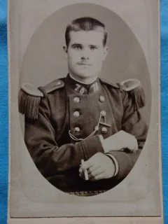 Fotografie tip CDV, Subofiter francez in uniforma de ceremonie, inceput de secol XX