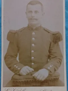 Fotografie tip CDV, Subofiter francez in uniforma de ceremonie, inceput de secol XX