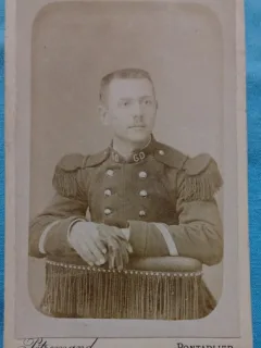 Fotografie tip CDV, Subofiter francez in uniforma de ceremonie, inceput de secol XX