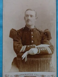 Fotografie tip CDV, Subofiter francez in uniforma de ceremonie, inceput de secol XX