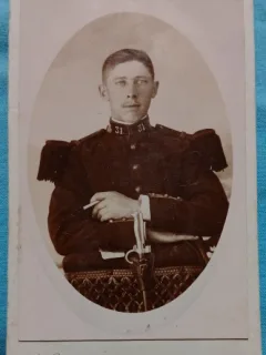 Fotografie tip CDV, Subofiter francez in uniforma de ceremonie,sfarsit de secol XIX