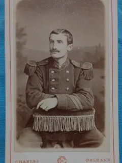 Fotografie tip CDV, Subofiter francez in uniforma de ceremonie,sfarsit de secol XIX