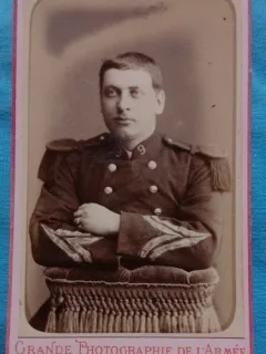 Fotografie tip CDV, Subofiter francez in uniforma de ceremonie,sfarsit de secol XIX