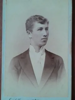 Fotografie tip CDV, tanar cu cravata, inceput de secol XX