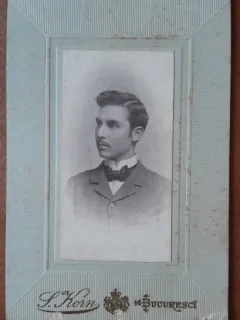 Fotografie tip CDV, tanar cu papion, inceput de secol XX