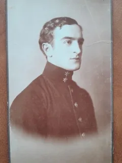Fotografie pe carton, tanar cu tunica militara, perioada interbelica