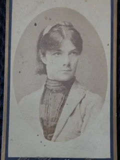 Fotografie tip CDV, Tanara cu bentita, inceput de secol XX