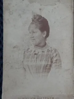 Fotografie tip CDV, Tanara cu coc si guler din dantela, 1900