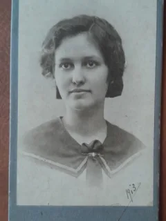 Fotografie tip CDV, tanara la 18 ani, 1913