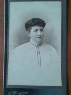 Fotografie tip CDV, tanara la 20 de ani, 1905