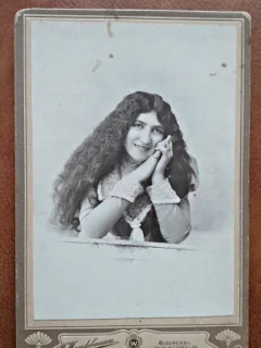Fotografie pe carton, tanara, perioada intrebelica