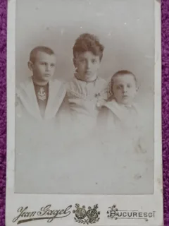 Fotografie tip CDV, Trei copii, inceput de secol XX