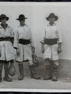 Fotografie, Trei barbati in costume traditionale din zona Maramuresului, perioada interbelica