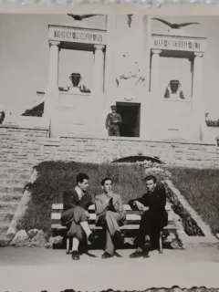 Fotografie, trei barbati pe banca din fata Monumentul Eroilor Români din Primul Război Mondial, Turnu Severin, 1940