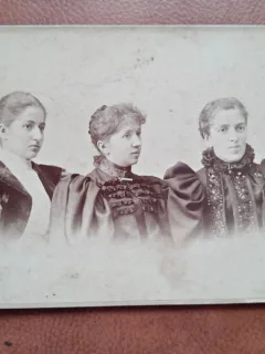 Fotografie trei prietene, pe carton, sfarsit de secol XIX