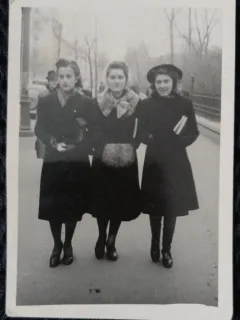 Fotografie, Trei tinere studente, perioada anilor 40