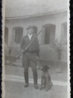 Fotografie, Vanator cu arma si cainele, 1968