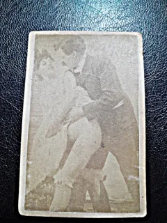 Fotografie veche, pe carton, cu tema erotica