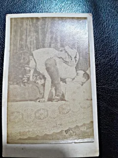 Fotografie veche, pe carton, cu tema erotica