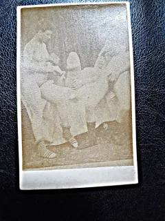 Fotografie veche, pe carton, cu tema erotica