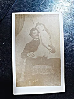 Fotografie veche, pe carton, cu tema erotica