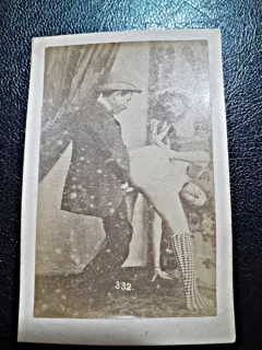 Fotografie veche, pe carton, cu tema erotica