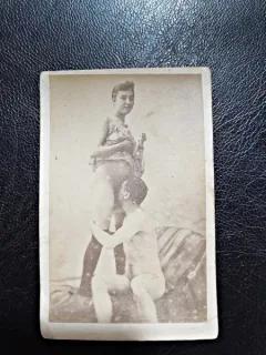 Fotografie veche, pe carton, cu tema erotica