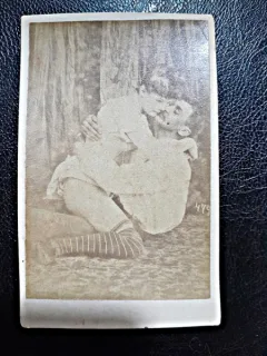 Fotografie veche, pe carton, cu tema erotica