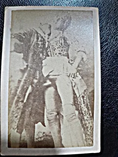 Fotografie veche, pe carton, cu tema erotica