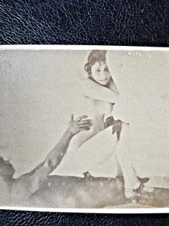 Fotografie veche, pe carton, cu tema erotica