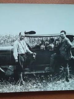 Fotografii barbati si copil cu masina la plimbare, 1930