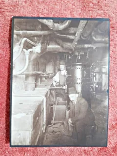 Fotografii, doi barbati la lucru, perioada interbelica