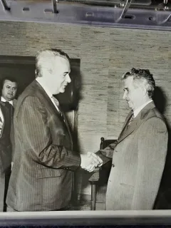 Fotogrfie, Nicolae Ceausescu dand mana cu un invitat