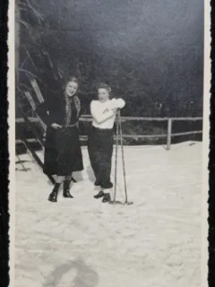 Fotogrtafie tip Carte Postala, Doua prietene la schi, perioada interbelica