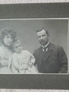 Fptografie pe carton, primarul Panaitescu cu familia, 1905