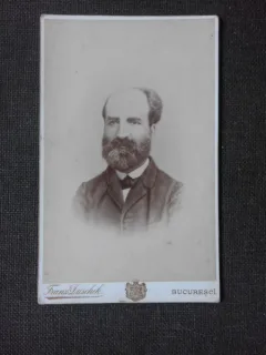 FRANZ DUSCHEK, FOTOGRAFIE PE CARTON, MONOCROMA, REPREZENTAND UN BARBAT CU BARBA SI MUSTATA