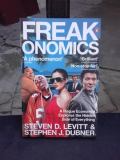 FREAKONOMICS - STEVEN D. LEVITT  (CARTE IN LIMBA ENGLEZA)