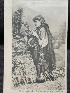 Gotografie tip carte postala, tanara in port traditional, inceput de secol XX