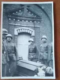 Grup de militari germani din trupele de aviatie, la inmormantarea unui camarad, al doilea razboi mondial