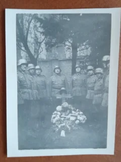 Grup de militari germani din trupele de aviatie, la mormantul unui camarad, al doilea razboi mondial